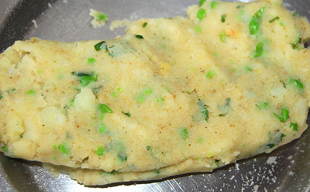 Potato green peas stuffing ready